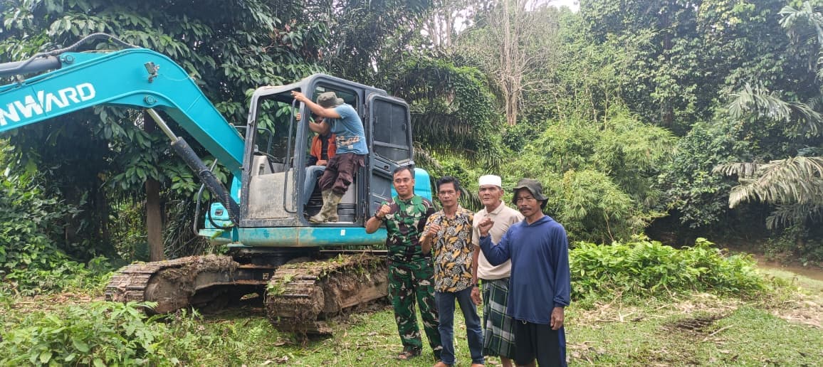 Pembersihan Lahan Jembatan Pertanian Bersama Rio, Babinsa, dan Poktan